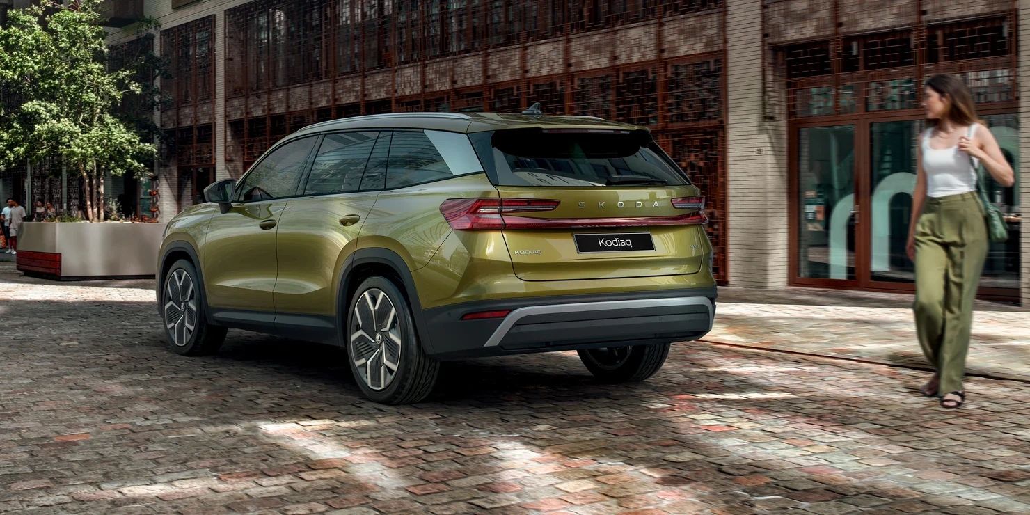 Rear view of the Skoda Kodiaq in gold parked by some shop lots