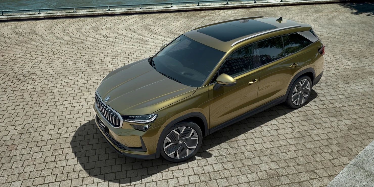 Top view of the Skoda Kodiaq in gold parked on a brick road