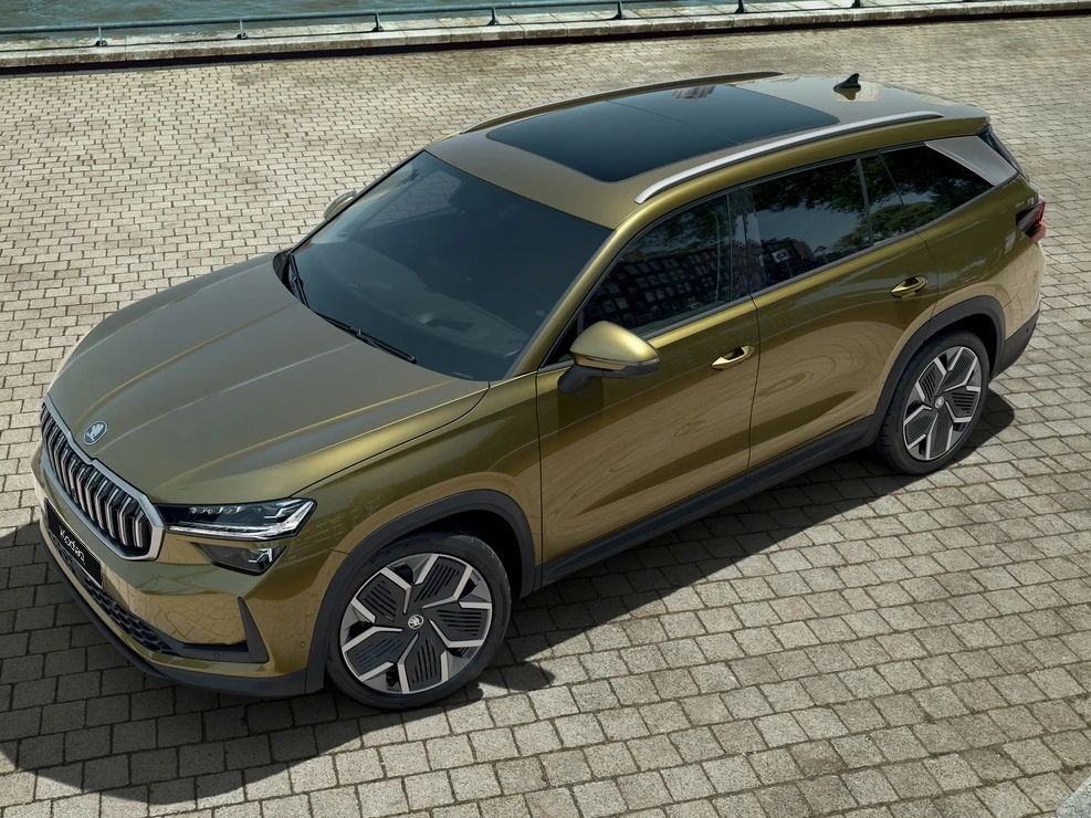 Top view of the Skoda Kodiaq in gold parked on a brick road
