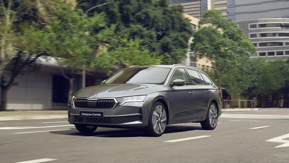 A dynamic shot of the Skoda Octavia FL in the city