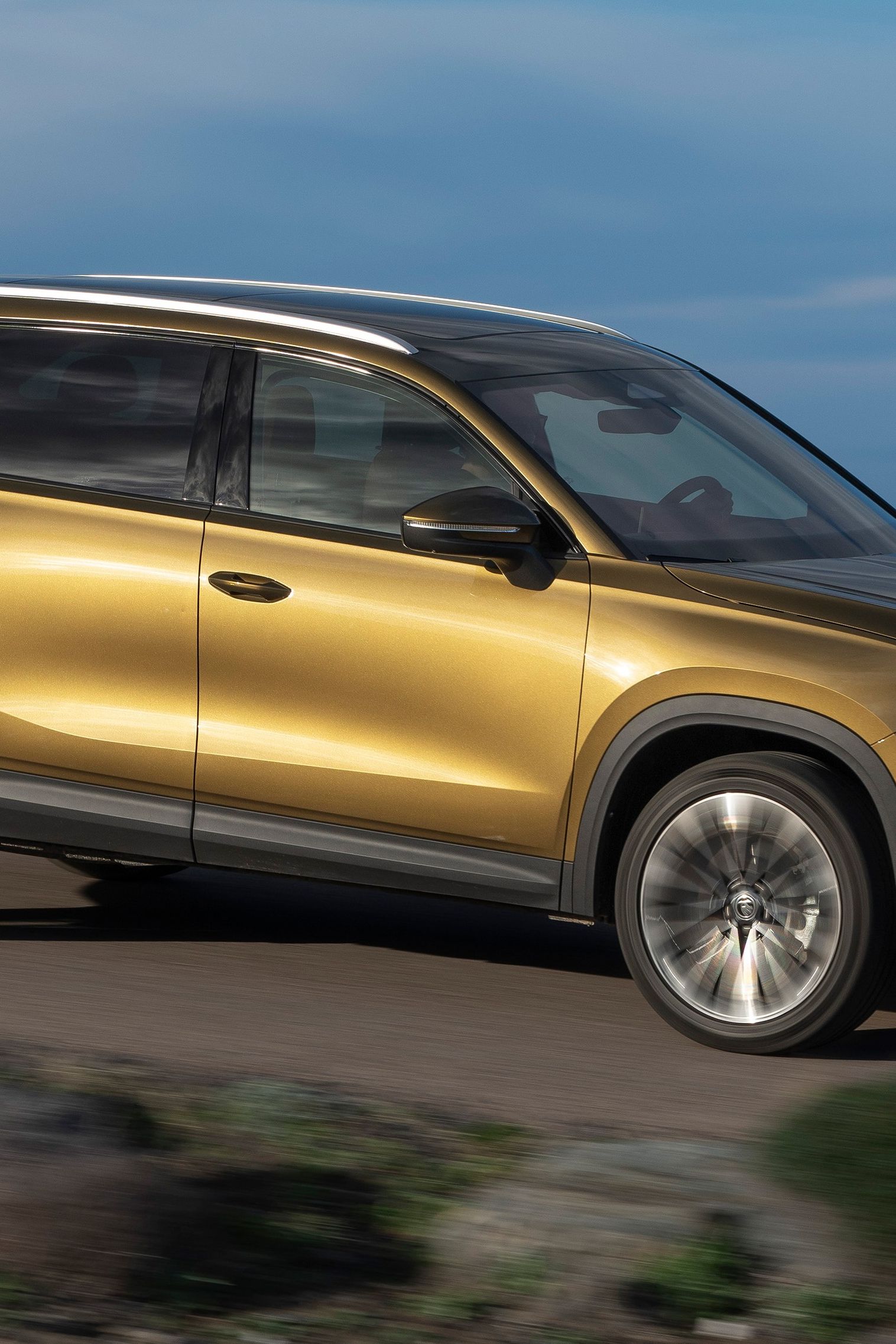 Dynamic shot of gold coloured Kodiaq