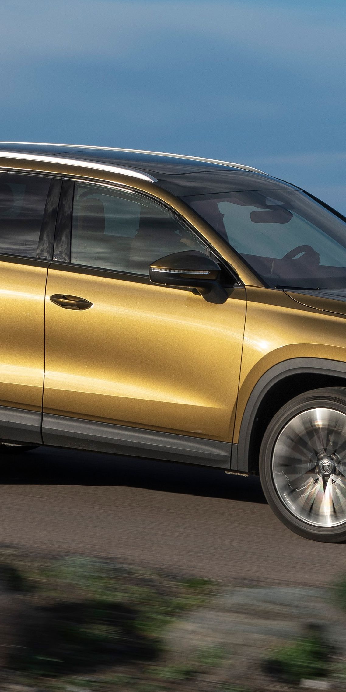 Dynamic shot of gold coloured Kodiaq