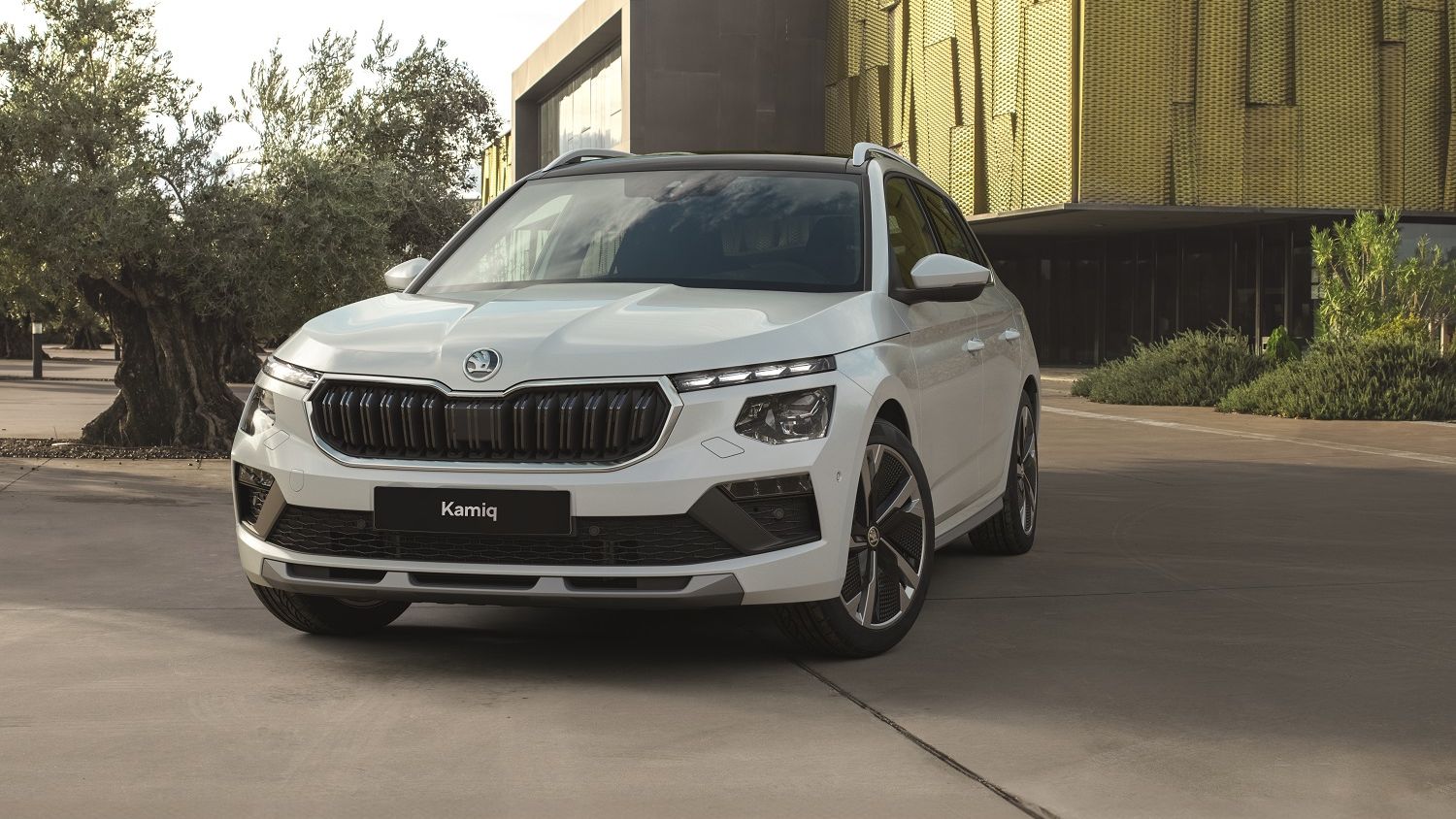 A white Skoda Kamiq 