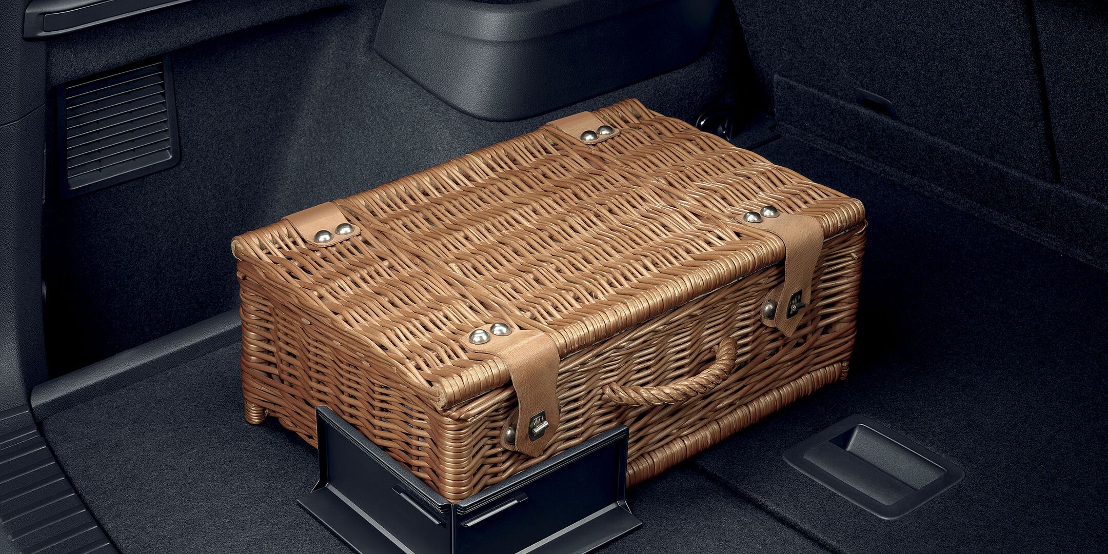 Ein Koffer ist mit Fixierelementen im Škoda Kodiaq befestigt